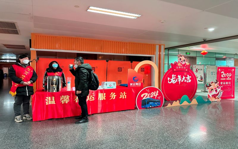 平靜的旅途中，熟悉的溫馨依舊 ——春運(yùn)路上的暖心服務(wù)